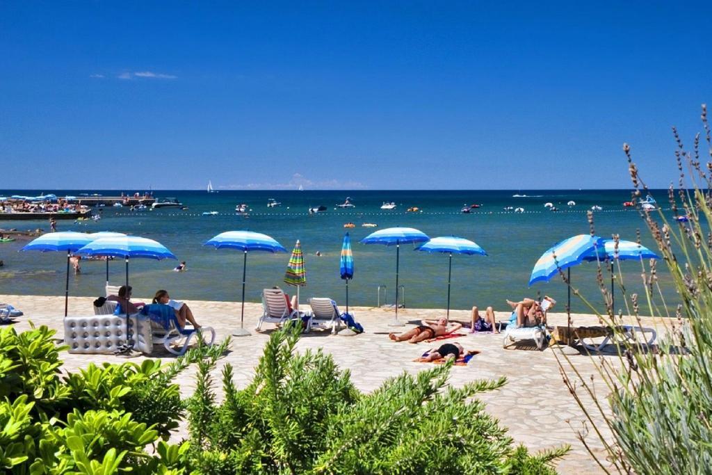 Holiday Mobile Homes Park Riviera Karigador Kültér fotó